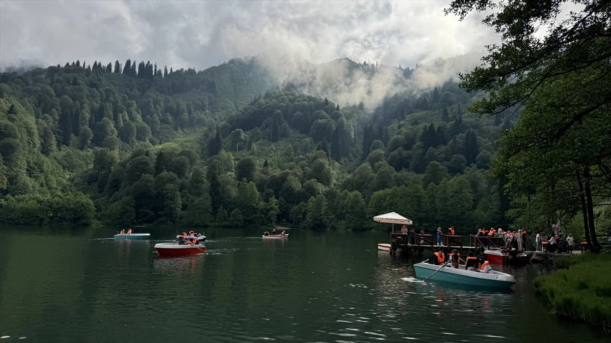 Borçka Karagöl Tabiat Parkı'na ziyaretçi akını