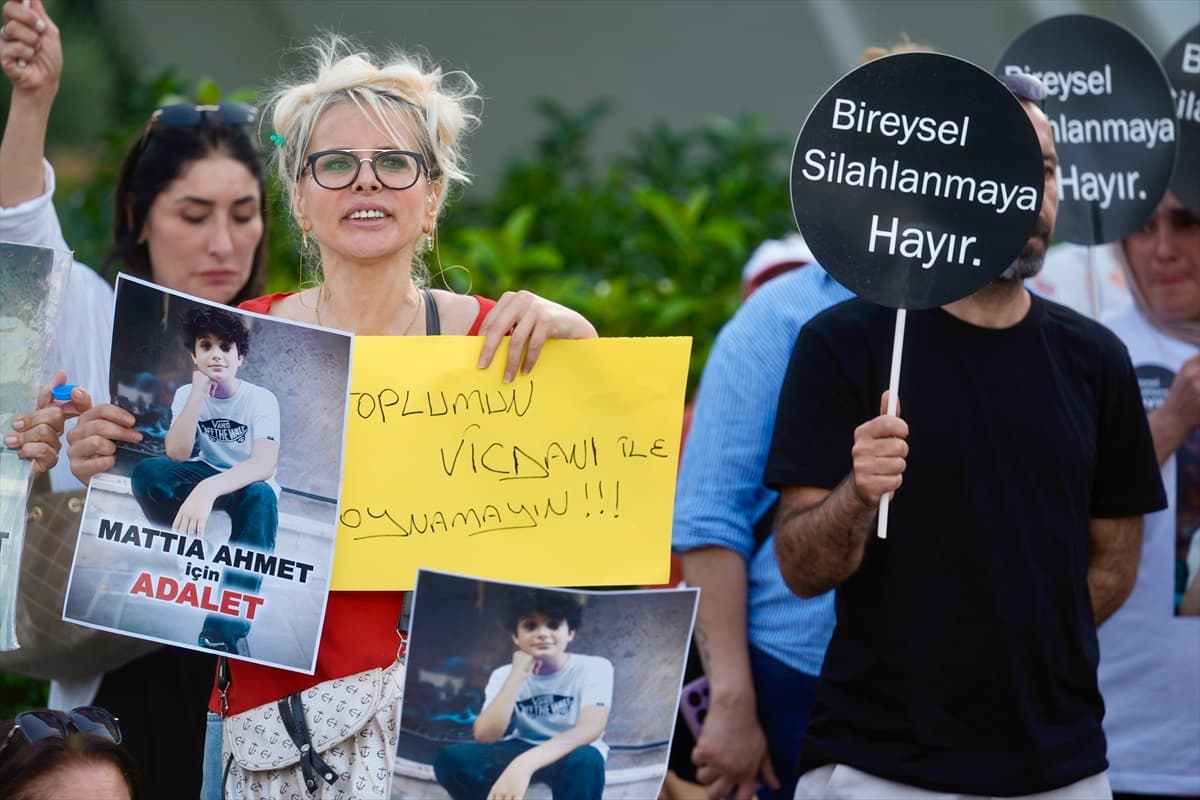 Mattia Ahmet Minguzzi'nin annesi Bakırköy'de oturma eylemi yaptı
