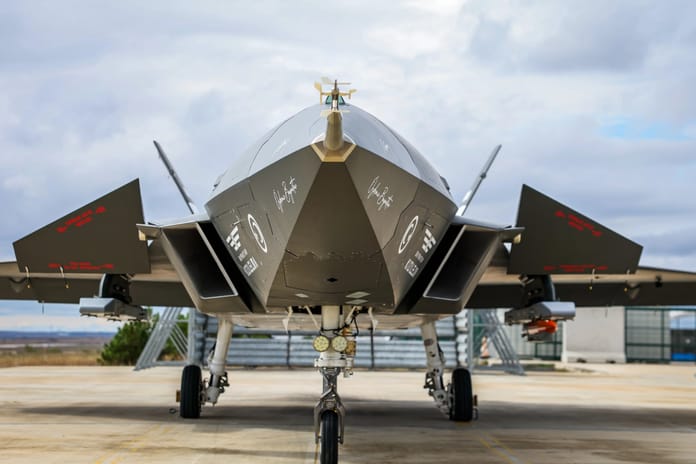 Bayraktar KIZILELMA ilk atış testinde tam isabet elde etti