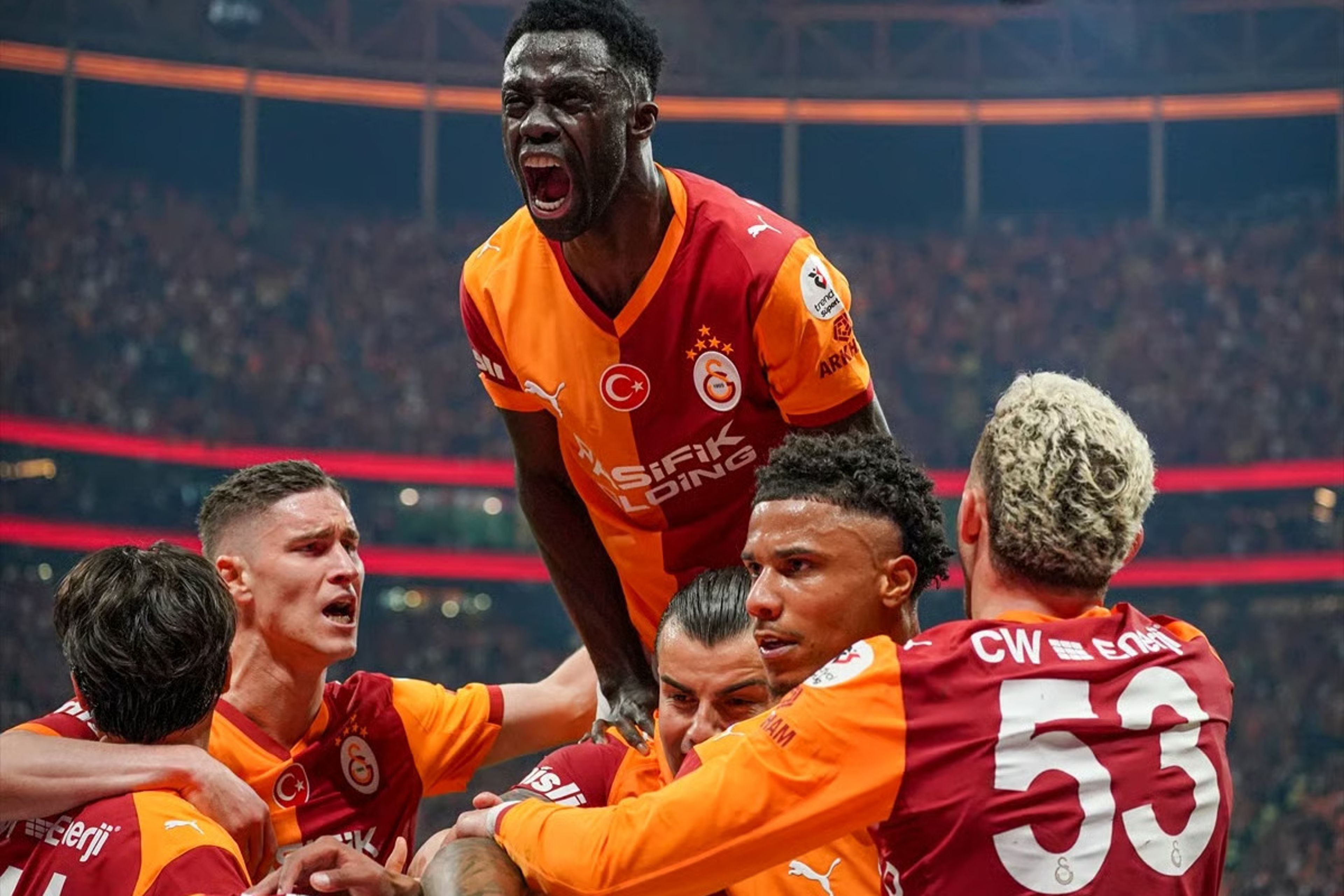 Galatasaray, Fenerbahçe'yi 3-0 yenerek 26. şampiyonluk için avantaj yakaladı