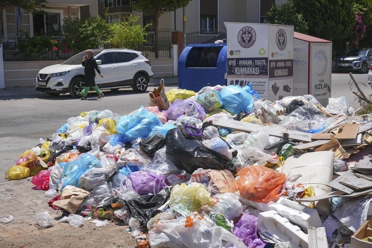 Buca'da 8 gündür süren "düzensiz maaş" eylemi nedeniyle çöp yığınları oluştu