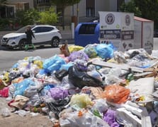 Buca'da 8 gündür süren "düzensiz maaş" eylemi nedeniyle çöp yığınları oluştu