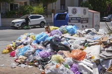 Buca'da 8 gündür süren "düzensiz maaş" eylemi nedeniyle çöp yığınları oluştu