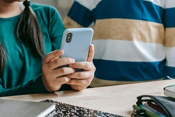 Fransa'da ortaokullarda telefon yasağı yürürlüğe girdi