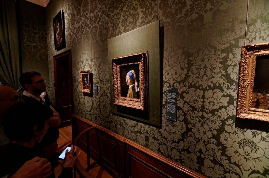 “İnci Küpeli Kız”ın kimliği uzun zamandır sanatseverler arasında tartışma ve merak konusu olmuştur.