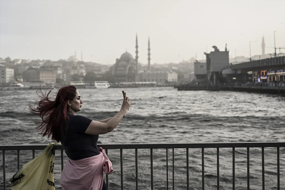 İstanbul'da etkili olan kuvvetli fırtına hayatı olumsuz etkiledi