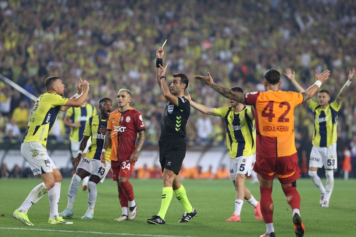 Kartlar havada uçuşuyor