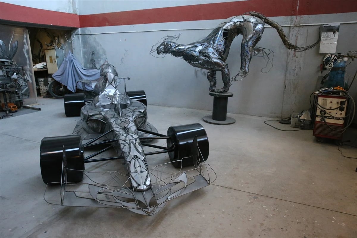 Türk sanatçının metal Formula 1 aracına İngiltere'den teklif