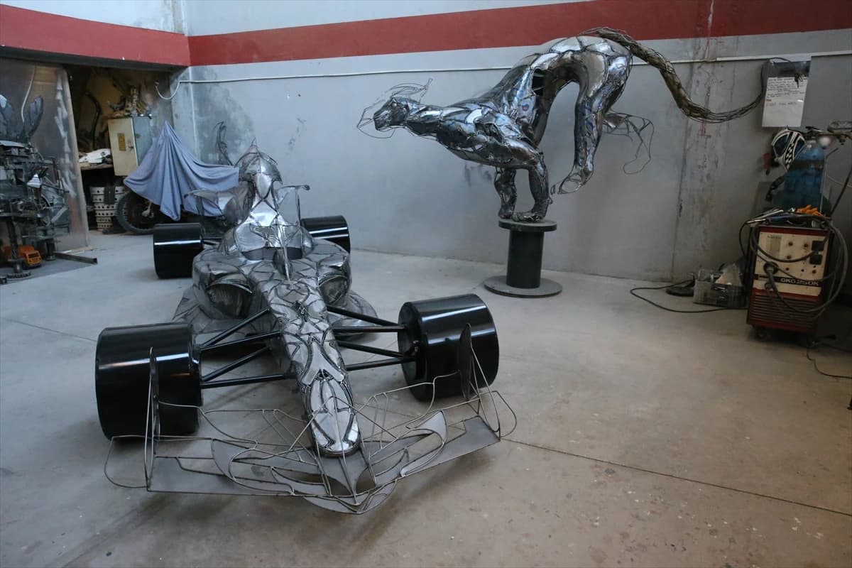 Türk sanatçının metal Formula 1 aracına İngiltere'den teklif