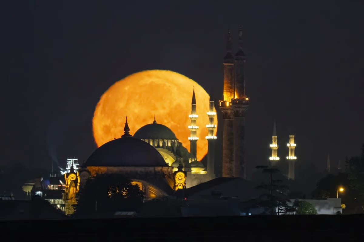 İstanbul semalarında görsel şölen: Dolunay tarihi camilerle aynı karede!
