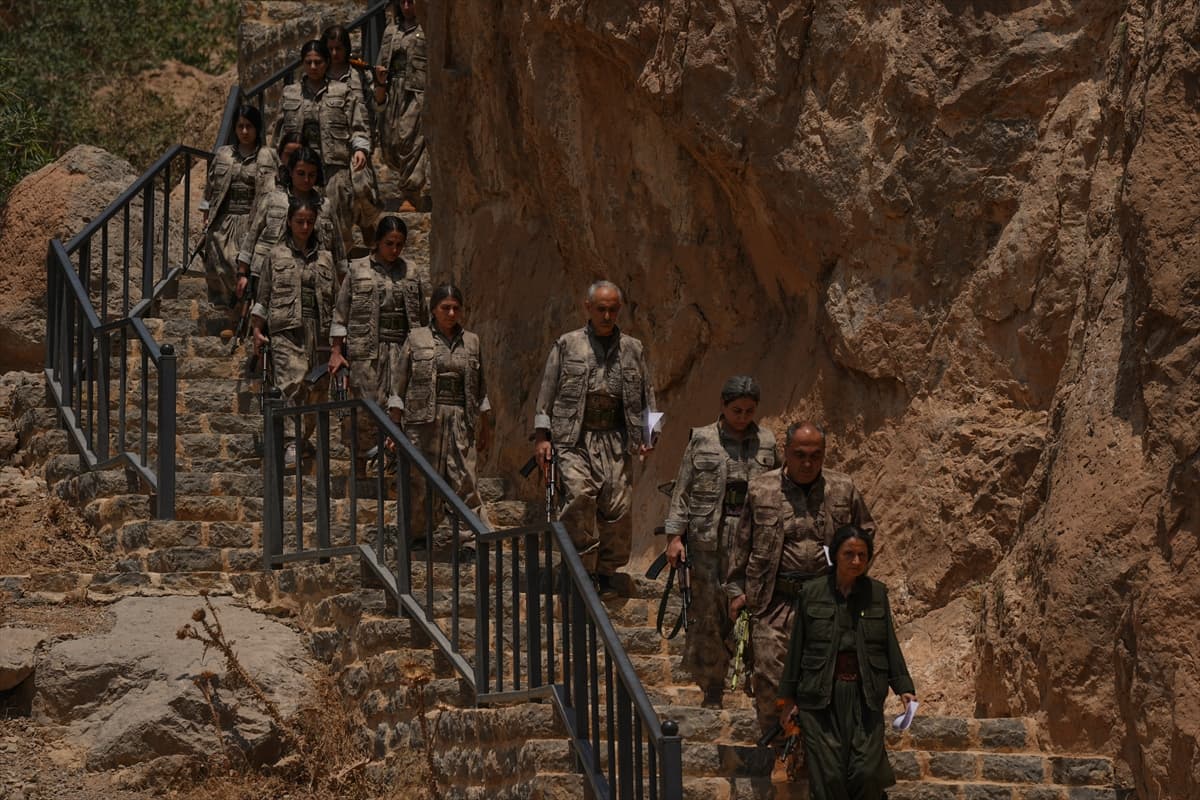 PKK'dan bir grup silahlarını imha etti