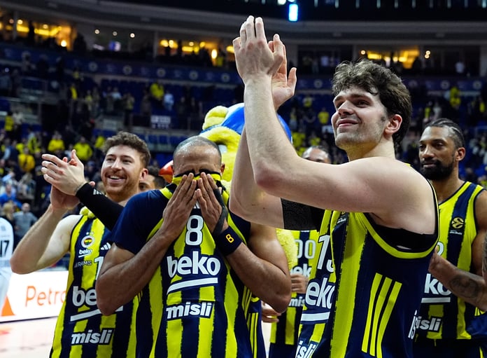 Lider Fenerbahçe play-off kapısında