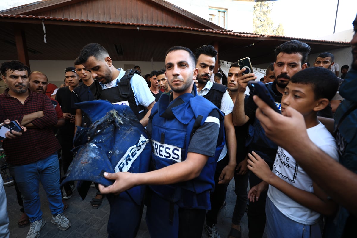 İsrail saldırısında hayatını kaybeden Filistinli gazeteciler için cenaze töreni düzenlendi. (AA)