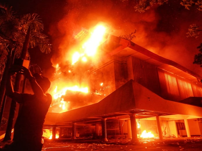 Endonezya’da polis aracının çarptığı motosiklet sürücüsü sonrası protestolar ülke çapına yayıldı