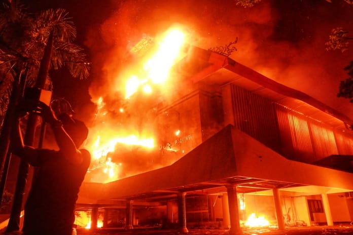 Endonezya’da polis aracının çarptığı motosiklet sürücüsü sonrası protestolar ülke çapına yayıldı