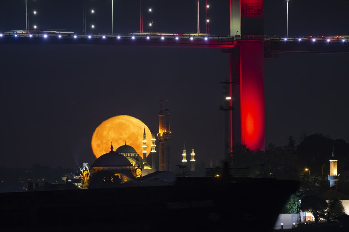 İstanbul semalarında görsel şölen: Dolunay tarihi camilerle aynı karede!