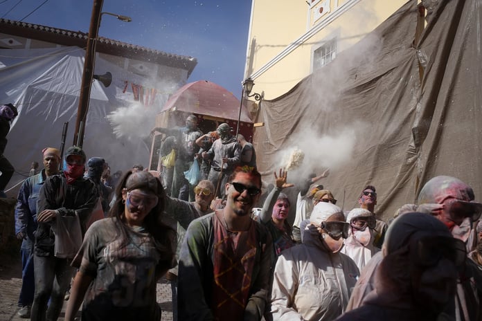 "Lagan" ekmeği ve deniz mahsulleri sofrası