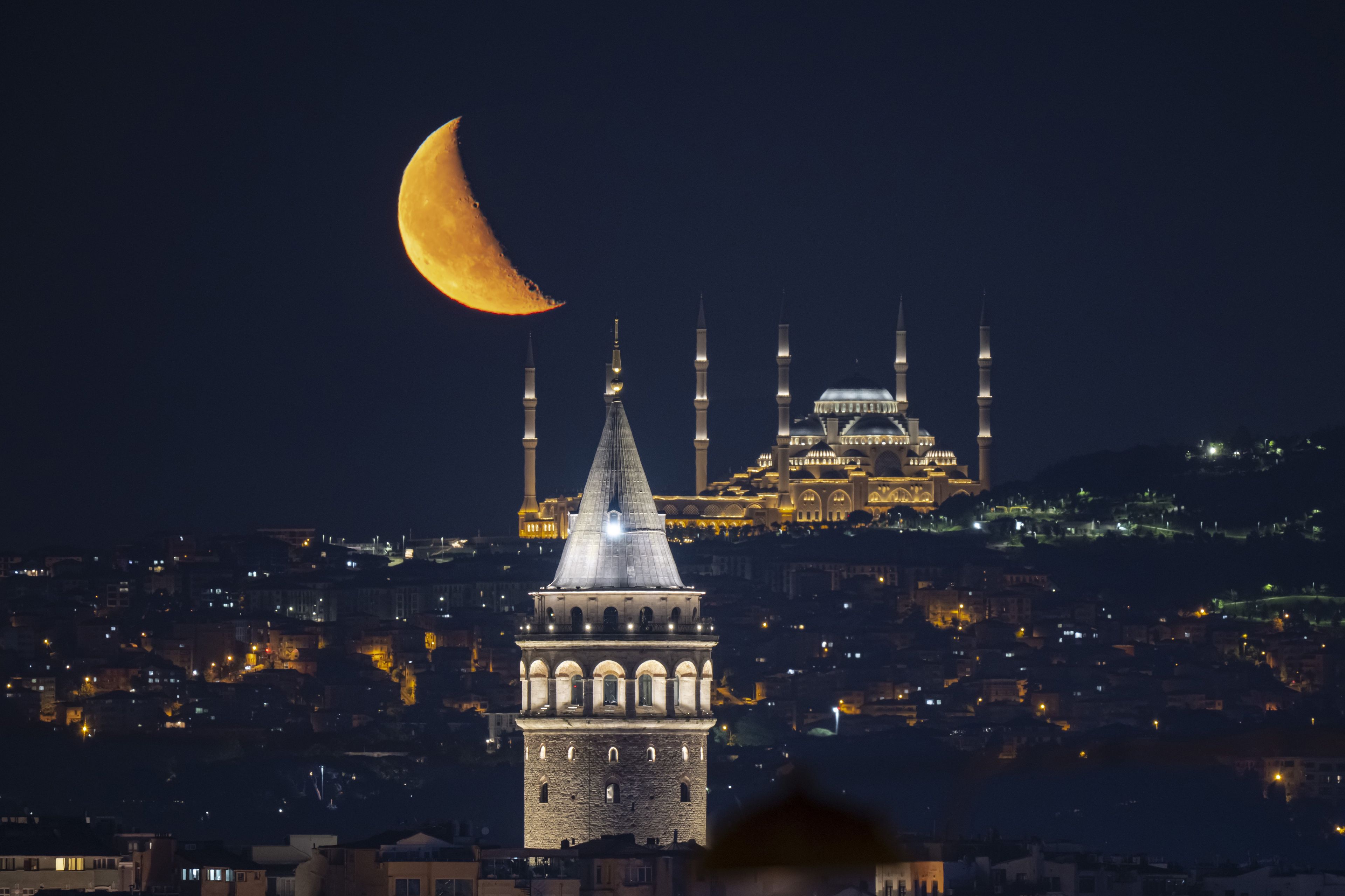 İstanbul'da farklı zamanlarda çekilmiş Ay fotoğrafları