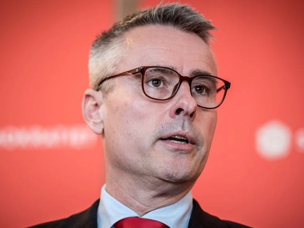 Danimarka'da eski Bakan Larsen'in çocuk istismarına yönelik materyal bulundurma suçuyla ilgili yargılaması başladı