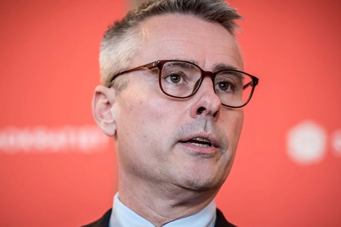 Danimarka'da eski Bakan Larsen'in çocuk istismarına yönelik materyal bulundurma suçuyla ilgili yargılaması başladı