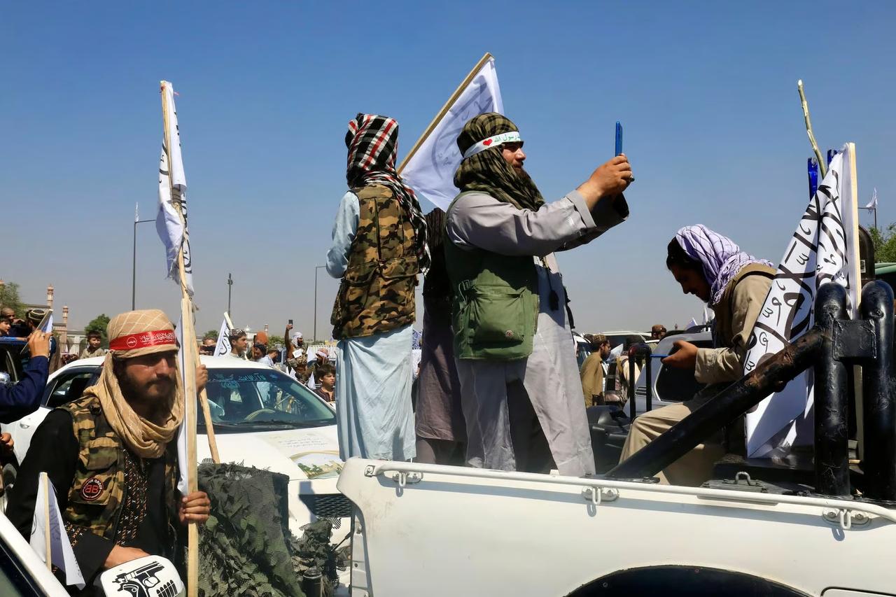 Ahundzade Taliban'ın kamu görevlilerine akıllı telefon yasağı getirdi