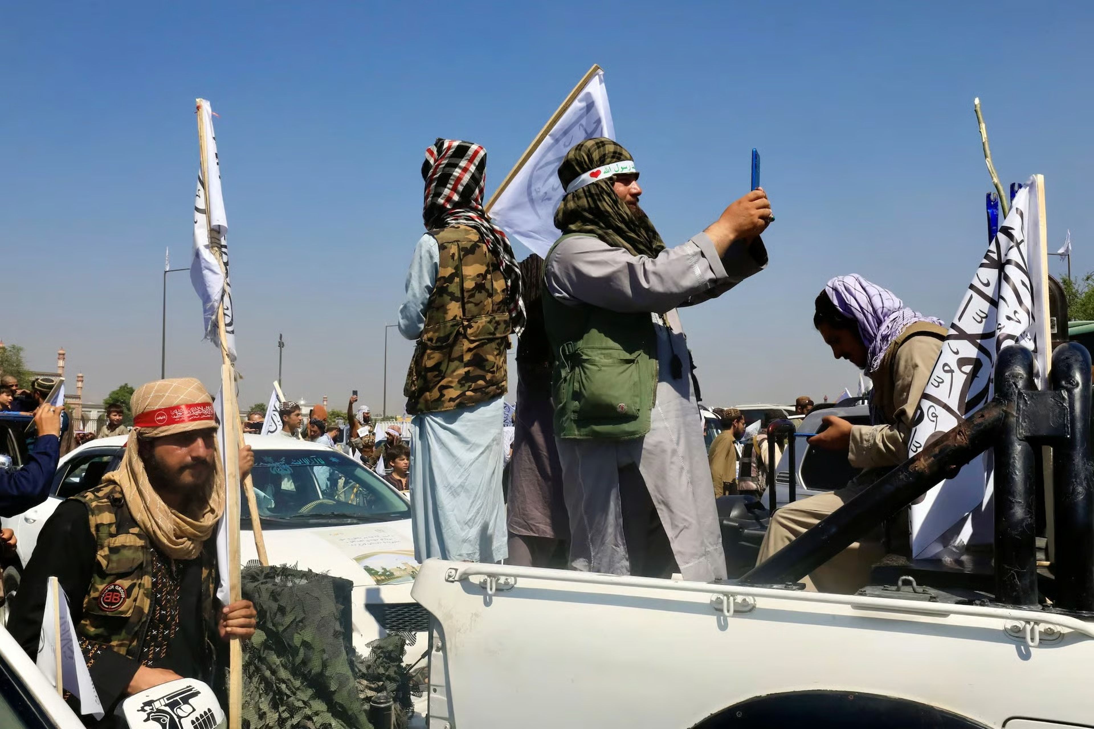 Ahundzade Taliban'ın kamu görevlilerine akıllı telefon yasağı getirdi
