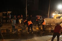 İsrail'in hedefi olan Suriye'de enkaz kaldırma çalışmaları sürüyor