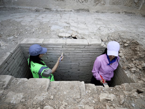 Sillyon Antik Kenti'ndeki kazılarda Roma dönemine ait 4 mezar bulundu