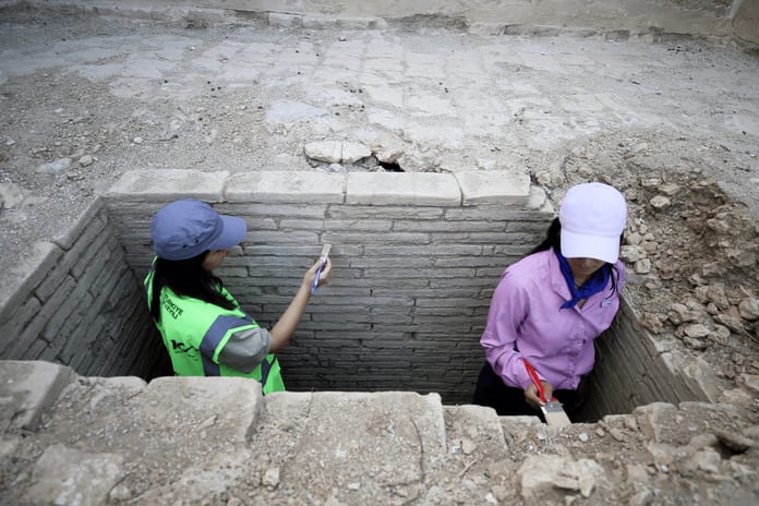 Sillyon Antik Kenti'ndeki kazılarda Roma dönemine ait 4 mezar bulundu