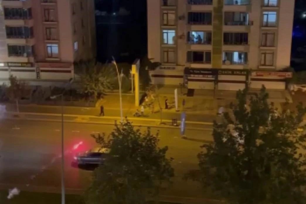 Kontrolsüzce havai fişek patlattılar