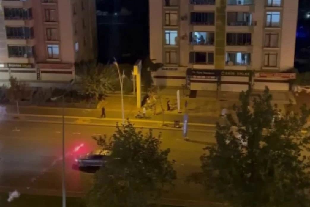 Maç kutlamaları için sokağa çıkan şahıslar kontrolsüzce havai fişek patlattı