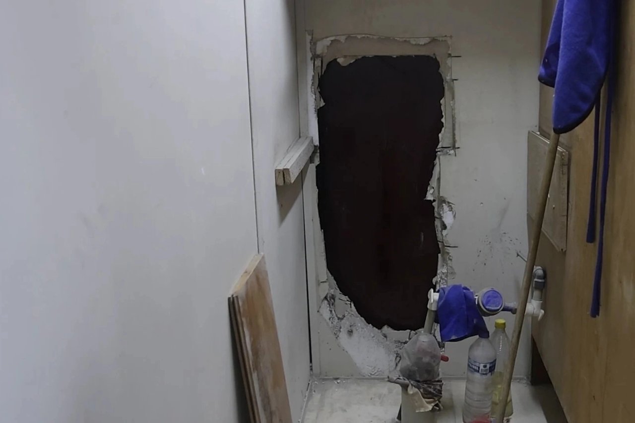 Hırsızlar çelik kasayı açamayınca elleri boş döndüler