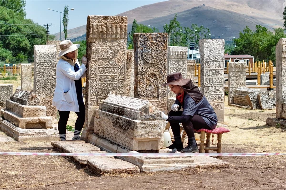Cerrahi titizlikle temizliyorlar: Tarihi Selçuklu Mezarlığı'nda çalışmalar sürüyor