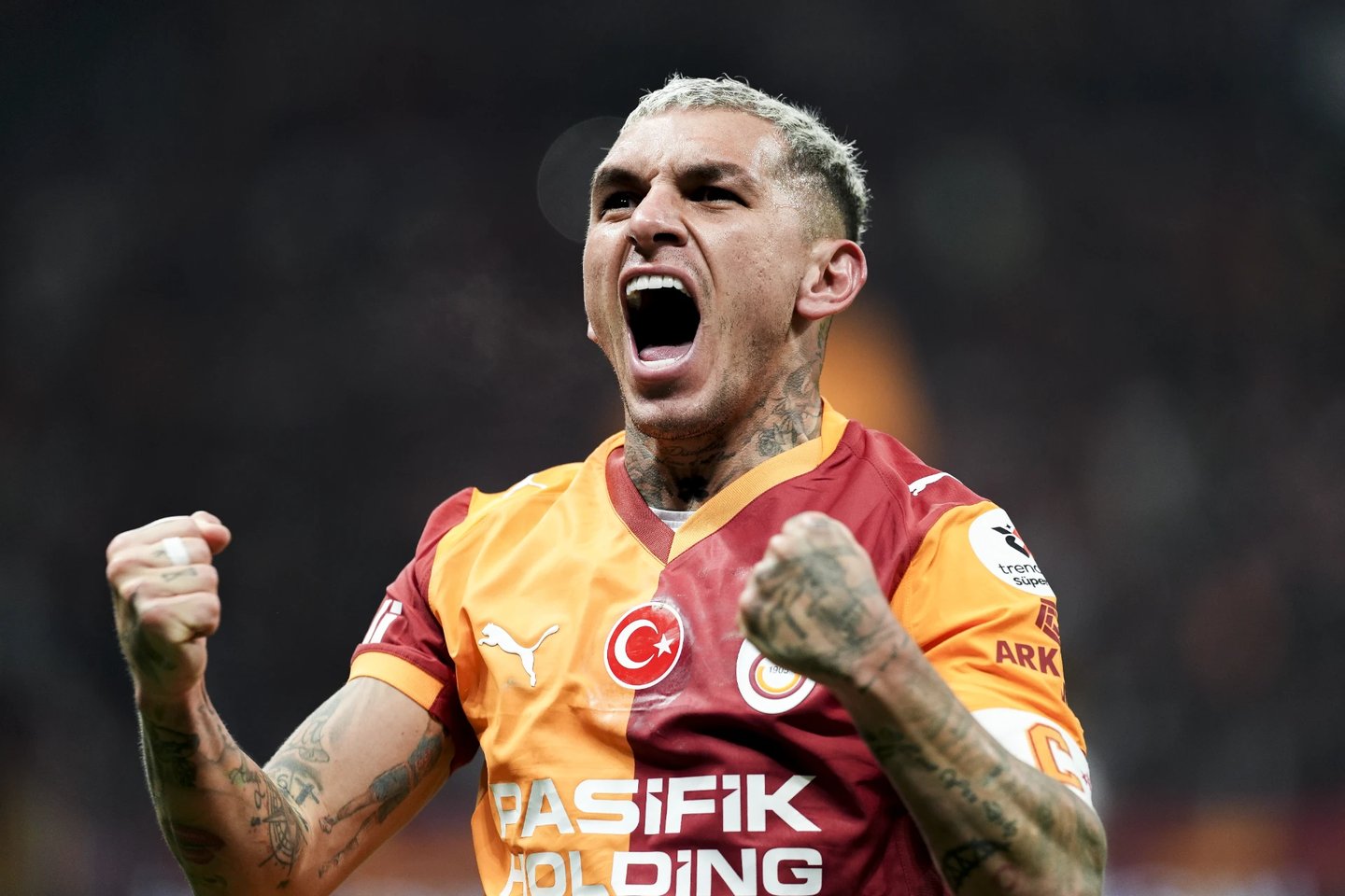 Lucas Torreira gol sevinci yaşıyor