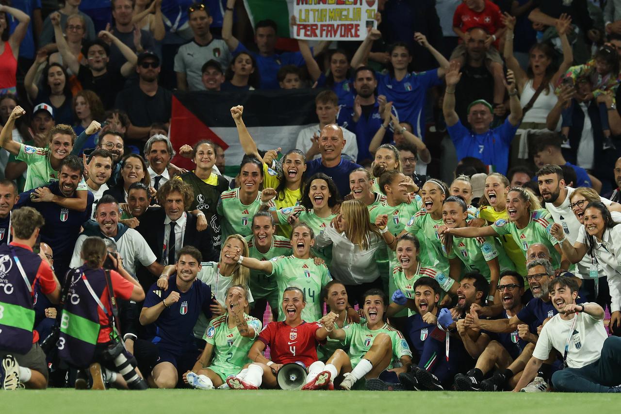 Kadınlar EURO 2025'te ilk yarı finalist İtalya!