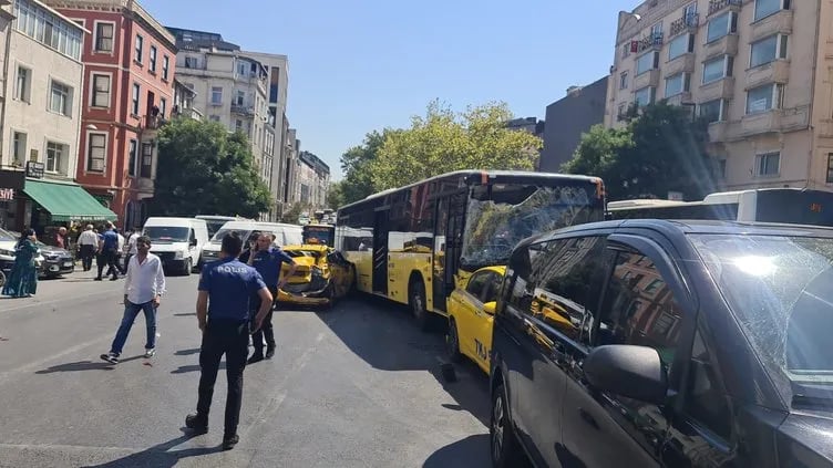 Beyoğlu Tarlabaşı'nda İETT otobüsü kazası: Çok sayıda araç hasar gördü, yaralılar var
