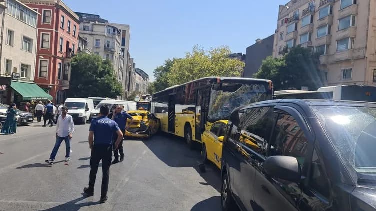 Beyoğlu Tarlabaşı'nda İETT otobüsü kazası: Çok sayıda araç hasar gördü, yaralılar var