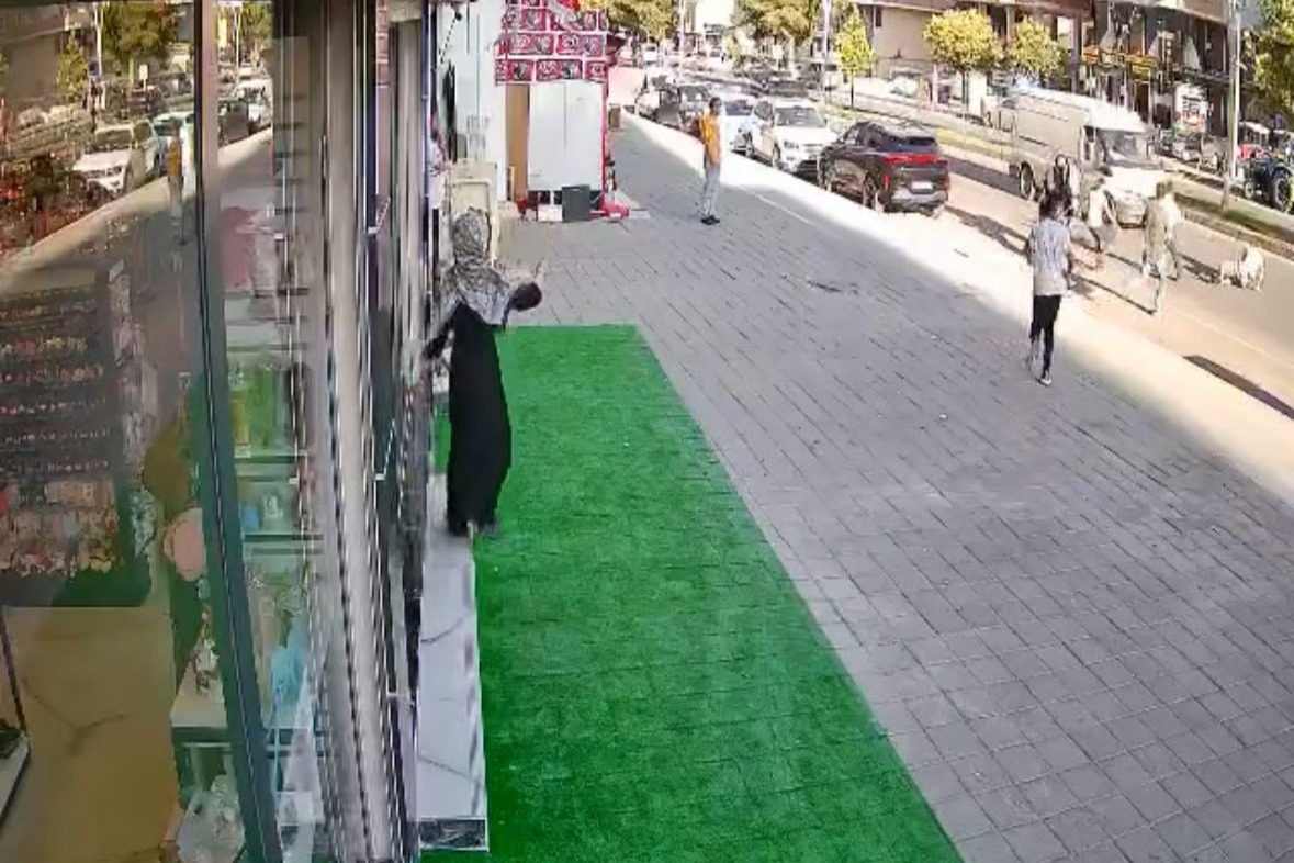 Bıçaklı kavgada caddeye düşen kişiye minibüs çarptı