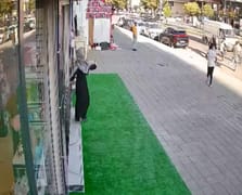 Kavga sırasında dengesini kaybedip yola düşen kişi minibüsün altında kaldı