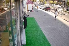 Kavga sırasında dengesini kaybedip yola düşen kişi minibüsün altında kaldı