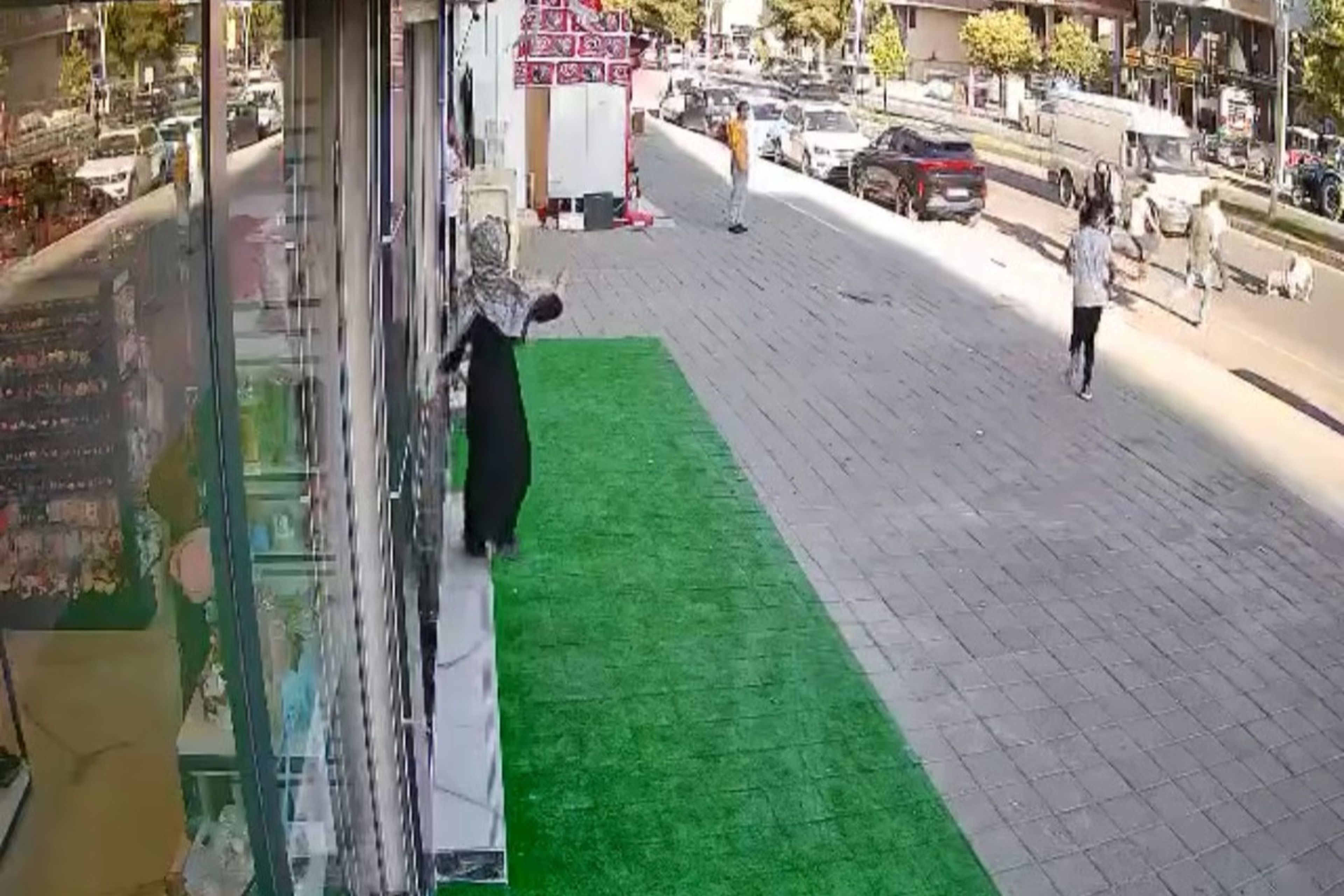 Kavga sırasında dengesini kaybedip yola düşen kişi minibüsün altında kaldı