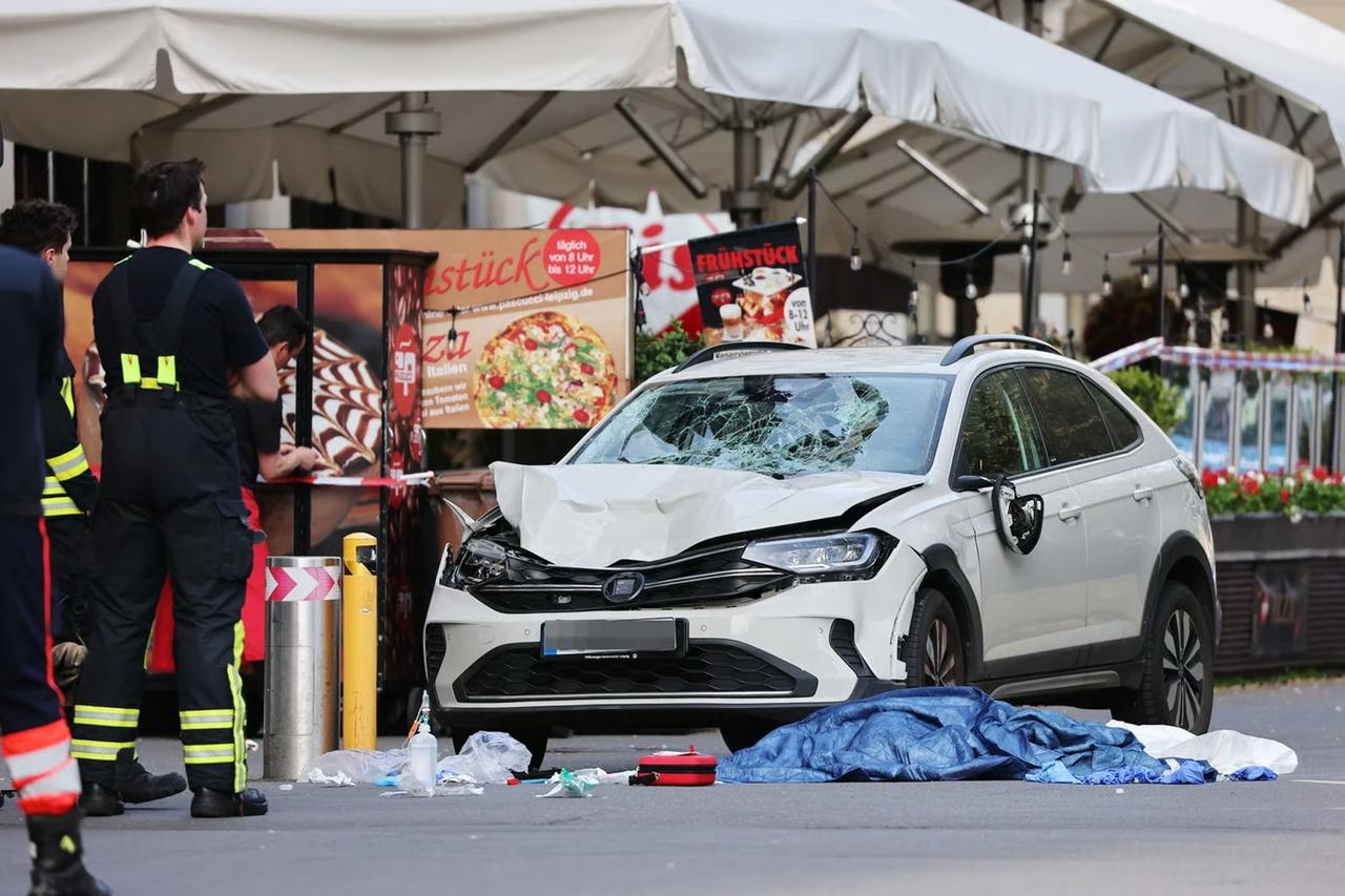 Almanya’nın Leipzig kentinde araç kalabalığa daldı