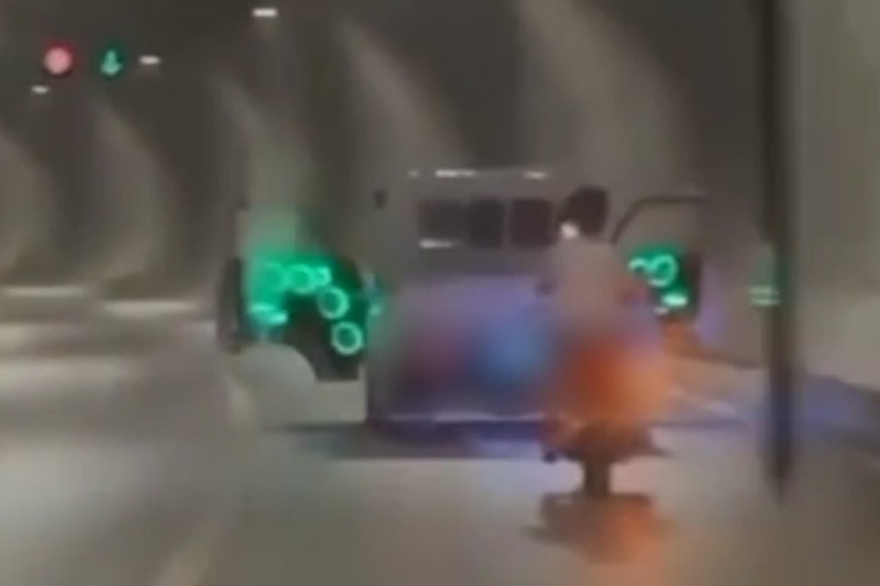 Kapılarını açarak ilerledi aracı trafikten men edildi
