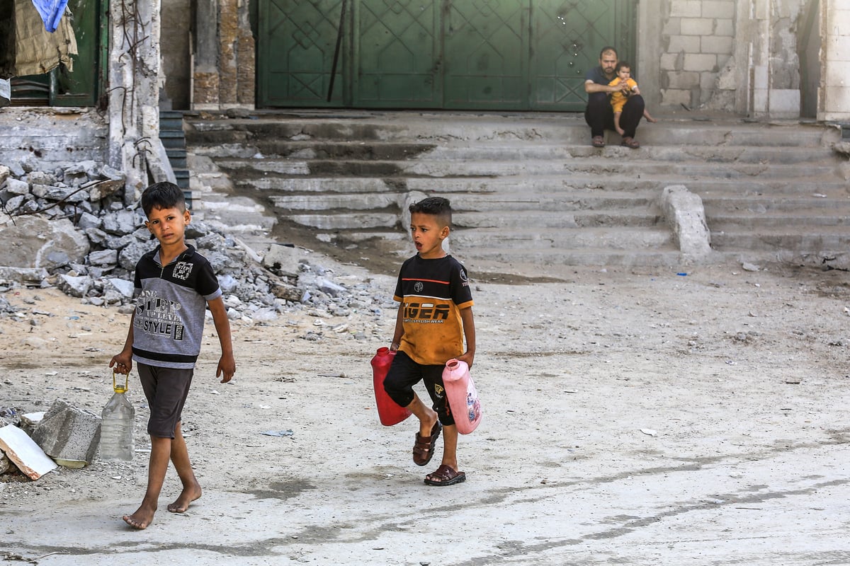 İsrail saldırıları altındaki Gazze'de su krizi devam ediyor. (AA)