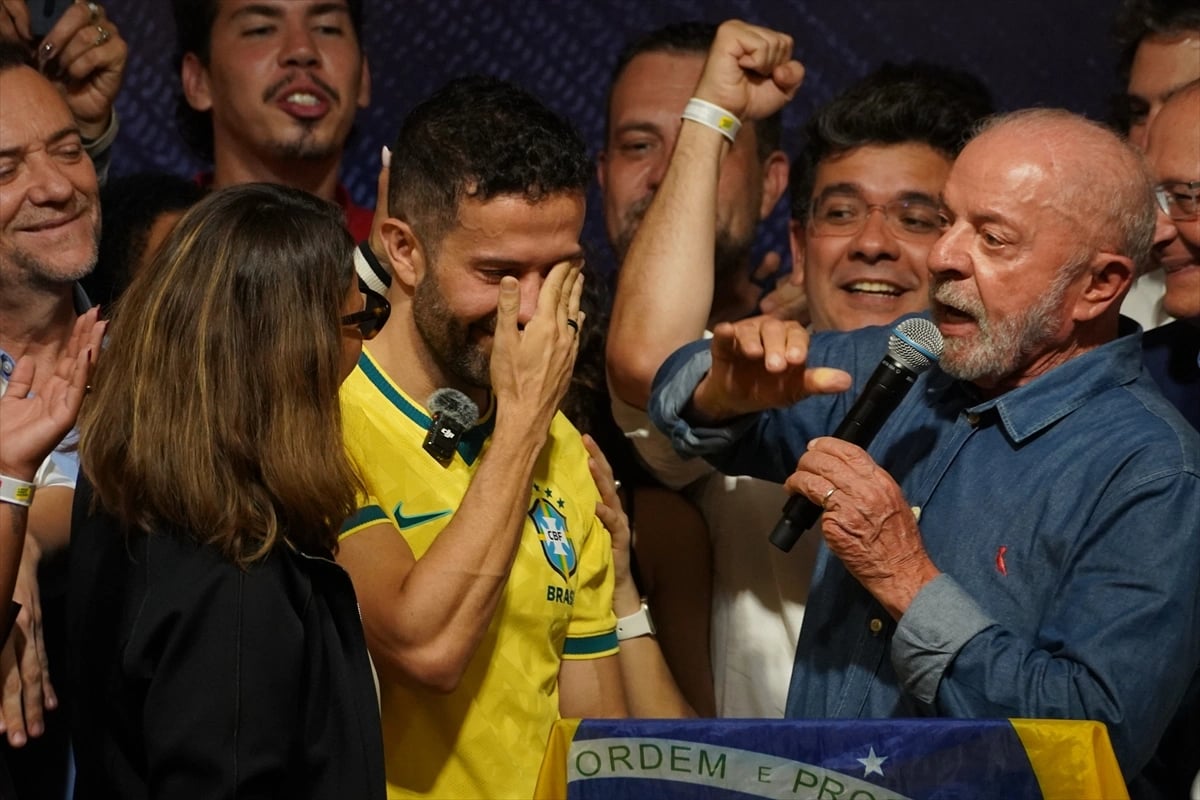Brezilya'da Lula da Silva Flávio Bolsonaro'yu 4,4 milyon oy farkla geride bırakarak yeniden seçildi