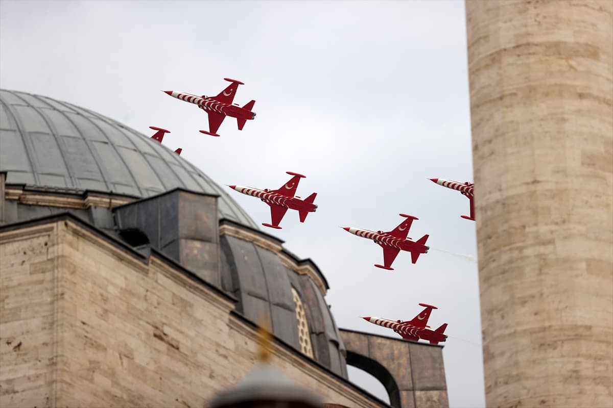 Konya semalarında Türk Yıldızları coşkusu! Nefes kesin bir gösteri yapıldı 