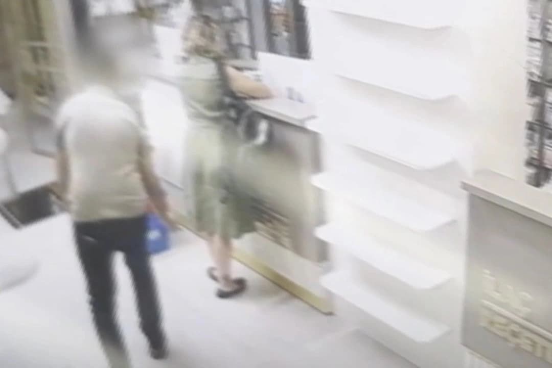 Müşterilerini gizlice fotoğrafladı