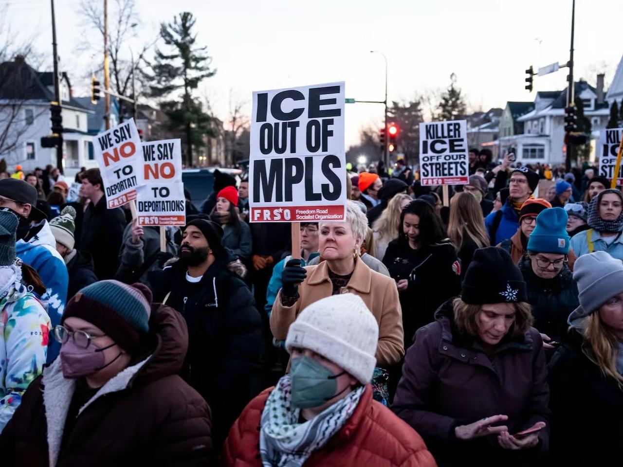 Minneapolis öldürülen kadın için ayakta