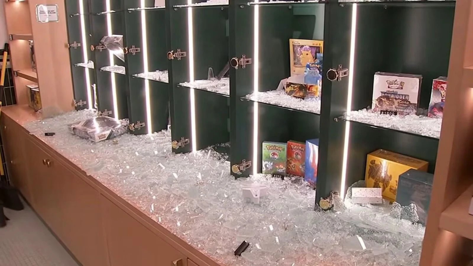 Mağazadan 100 bin dolar değerinde koleksiyon çalındı - ABC News