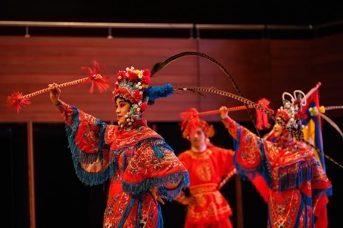 Çay sanatında akrobasi: Uzun ağızlı çaydanlık